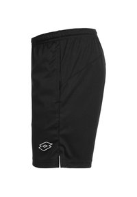 Sorte træningsshorts lavet af letvægtsstof, med elastisk talje, sidelommer og et hvidt logo nederst til venstre.