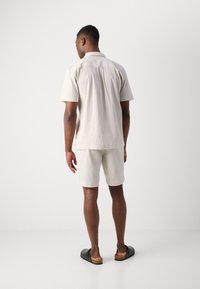 Lindbergh SHIRT SET - Shorts - light stone