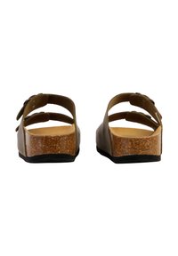 Sandali in pelle marrone con due cinturini regolabili, una soletta in stile sughero e una suola in gomma testurizzata. Tacco piatto e design con retro aperto.