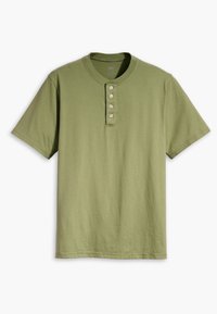 Krátky rukáv, olivovo zelené tričko henley vyrobené z bavlny, s okrúhlym výstrihom a päťtlačidlovým zapínaním na prednej strane.