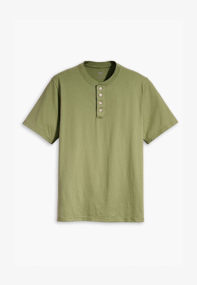 T-shirt henley à manches courtes, en coton, de couleur olive, avec un col rond et une patte de boutonnage à cinq boutons à l'avant.
