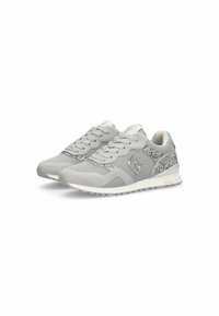 Sneakers grigio chiaro realizzati in materiali mesh e suede, con accenti argento e un motivo testurizzato lungo il lato. Design classico con lacci.