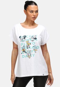 Hvid kortærmet t-shirt med tegneseriefigurer: Mickey Mouse, Minnie, Donald Duck, Goofy og Daisy Duck. Trykt tekst i teal.