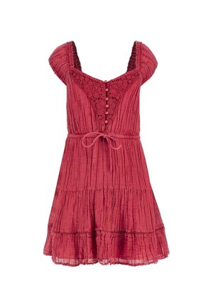 Rotes, strukturiertes Kleid mit kurzen Ärmeln, Spitzenverzierungen, durchgeknöpften Front und Kordelzug in der Taille. Verfügt über einen Rüschensaum und ein gestuftes Design.