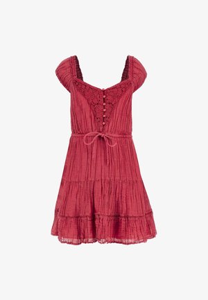 Punane tekstuuriga kleit lühikeste worksleevedega, pitsdetailide, nööbitud esiosa ja lõdva vöökohtaga. Omab rippuvat äärist ja kihilisi disainielemente.