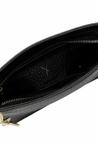 Borsa a busta in pelle nera con finitura testurizzata, hardware dorato e chiusura con zip. L'interno presenta una fodera nera semplice e un dettaglio del logo.