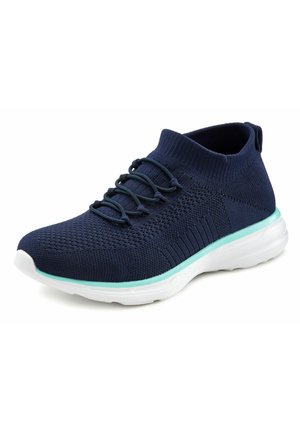 Sneaker lavorato a maglia blu navy con tomaia flessibile, lacci elastici e suola bianca con un accento azzurro chiaro attorno alla base.