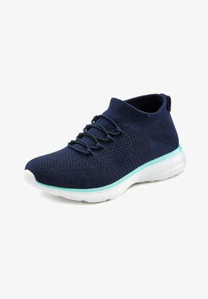 Marineblauw gebreide sneaker met een flexibele bovenkant, elastische veters en een witte zool met een lichtblauwe accent rond de basis.