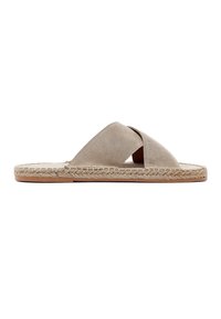 Sandalia tipo slide de ante beige con tiras cruzadas y detalle de suela de yute trenzado, suela exterior de goma plana para uso casual.