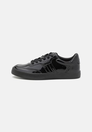 Czarny błyszczący niski sneaker z czarnymi sznurowadłami i grubą czarną podeszwą, z małym logo "Polo" po boku.