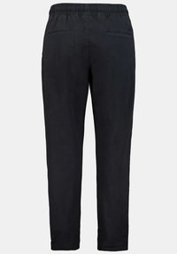Pantalones negros de un material suave, con una cinturilla elástica y dos bolsillos traseros, de corte recto y diseño minimalista.