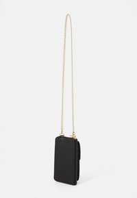 Schwarze Ledertasche für den Crossbody-Tragestil mit einer strukturierten rechteckigen Form, ausgestattet mit einem goldenen Kettenriemen und einem Reißverschluss.