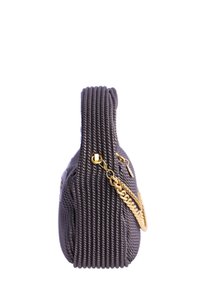 Bolso de mano tejido oscuro con estrías verticales, con una correa de cadena dorada y un tirador de cremallera, mostrado de lado sobre un fondo blanco.