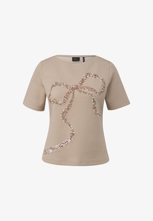 Beiges T-Shirt mit kurzen Ärmeln und einer großen, glitzernden Schleife in einer kontrastierenden Farbe. Weicher Stoff mit rundem Ausschnitt und lässiger Passform.