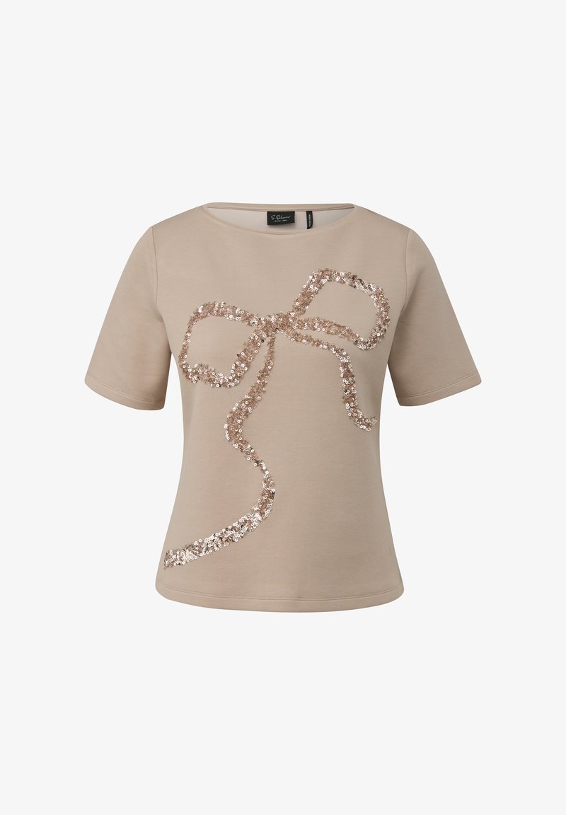 Beiges T-Shirt mit kurzen Ärmeln und einer großen, glitzernden Schleife in einer kontrastierenden Farbe. Weicher Stoff mit rundem Ausschnitt und lässiger Passform.