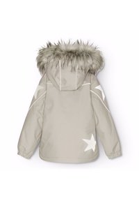 Grå vandtæt jakke med en faux fur hætte, der har hvide stjernegrafik på ærmerne og reflekterende piping langs sømmene.