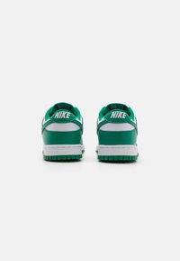 Nike Dunk sneakers i grøn og hvid. Har en glat læderoverdel, polstret krave og gummisål med tekstureret greb.