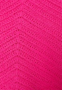 Fuchsiově růžová háčkovaná tkanina s vzorem chevron, se strukturovaným povrchem a otevřeným tkaním pro prodyšnost.