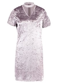 Sammetklänning i mjuk lavendelfärg, korta ärmar och hög krage med en nyckelhålsutskärning, med en dragkedjestängning på baksidan.