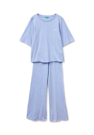 Hellblaues, locker sitzendes Kurzarm-Oberteil mit passenden, weit geschnittenen Hosen, weicher Stoff, lässiges Freizeit-Set, keine sichtbaren Verschlüsse oder Muster.