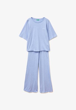 Top azzurro chiaro a maniche corte, ampio, con pantaloni a gamba larga abbinati, tessuto morbido, completo casual per il tempo libero, senza chiusure o motivi visibili.