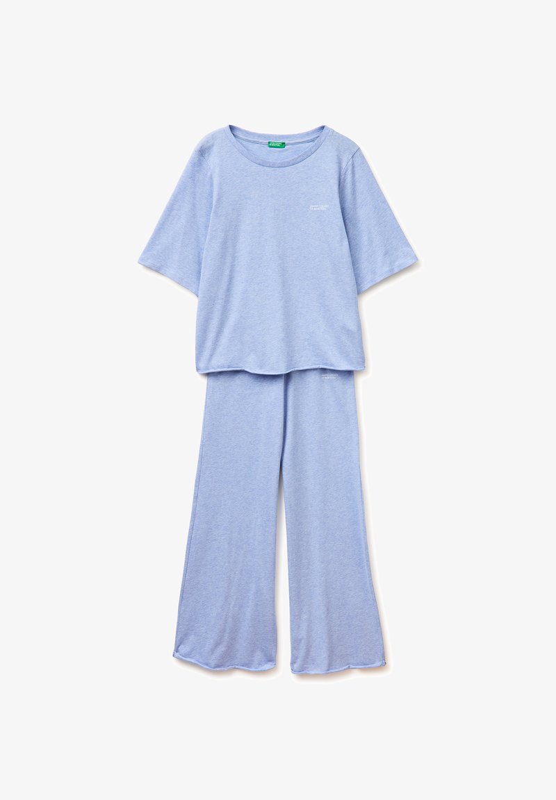 Top azul claro de manga corta y suelta con pantalones de pierna ancha a juego, tela suave, conjunto casual para estar en casa, sin cierres visibles ni estampados.