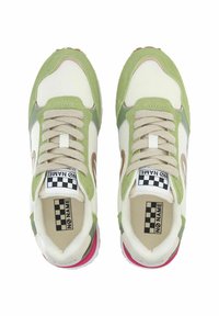 Des chaussures de sport vertes et crème en matériaux en maille et en daim, dotées de lacets beiges, d'une semelle rose et d'accents de logo à damier.
