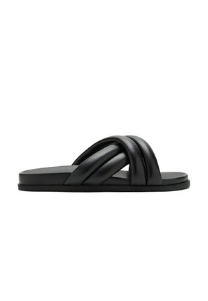 Sandalia tipo slide negra con correas gruesas y acolchadas en diseño cruzado y suela plana, vista lateral sobre fondo blanco.