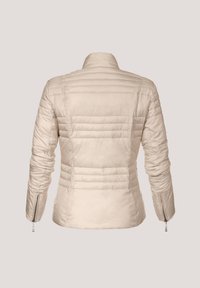 Beige Daunenjacke mit gestepptem Design, hohem Kragen, taillierter Form und Reißverschlusstaschen. Glatte Textur und dezenter Glanz.
