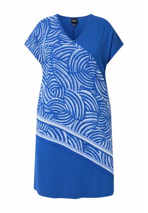 Niebieska sukienka z krótkim rękawem i dekoltem w serek, z abstrakcyjnym wzorem białych i niebieskich zakrzywionych linii ułożonych na ukos na przodzie.
