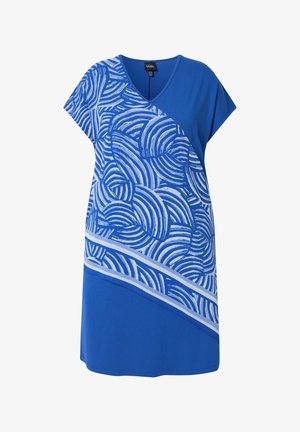 Blaues V-Ausschnitt-Kleid mit kurzen Ärmeln und abstraktem weiß-blauem Muster aus geschwungenen Linien, die diagonal über die Vorderseite verlaufen.
