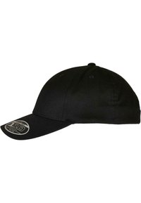 Căciulă de baseball neagră cu o vizieră curbată, fabricată din țesătură texturată. Dispune de o curea ajustabilă la spate și un abțibild cu logo pe margine.