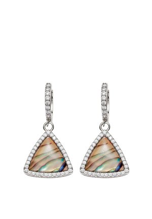Orecchini a goccia in argento con conchiglie di abalone triangolari circondate da piccoli cristalli trasparenti su chiusure a cerchio.