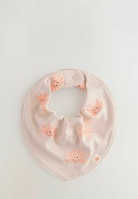 Bavoir en bandana rose clair en tissu doux, avec des motifs de soleils oranges souriants et une fermeture à pression sur un côté.