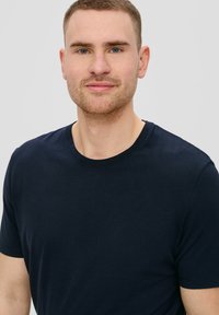 s.Oliver MIT LOGO PATCH - T-Shirt basic - navy