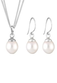 Perlenanhänger-Halskette mit Silberkette; passende Perlenohrringe mit Tropfenform. Glatte, runde, weiße Perlen; polierte Silberakzente.