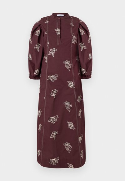 Bordo haljina s napušenim rukavima, sa kremasto bijelim cvjetnim vezom, okruglim ovratnikom i središnjim gumbima, izrađena od teksturirane tkanine.