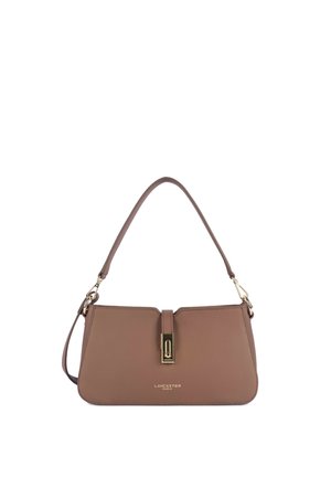 Sac à bandoulière Lancaster Paris en cuir marron avec fermoir doré et une seule poignée supérieure sur fond blanc.
