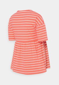 MAMALICIOUS MLOTEA - T-shirt estampada - sugar coral/snow white
