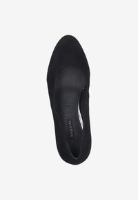 Chaussure noire en daim à enfiler avec un bout arrondi, une surface texturée et une doublure intérieure subtile. Présente un extérieur lisse et uni.