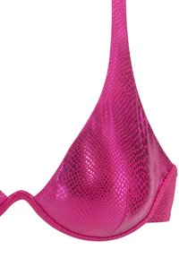 Bikini top en métal rose avec un motif de peau de serpent, de forme triangulaire, texture lisse et bretelles ajustables. Présente un design sans couture.