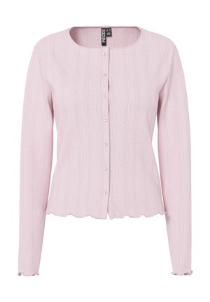 Ανοιχτό ροζ μακρυμάνικη ζακέτα με στρογγυλή λαιμόκοψη, κάθετες υφασμάτινες ραβδώσεις, κλείσιμο με κουμπιά μπροστά και βολάν στο τελείωμα και στις μανσέτες.