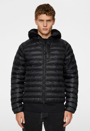 Sort pufferjakke med hætte, der har et quiltet design, tekstureret stof, frontlynlås og en tætsiddende silhuet.