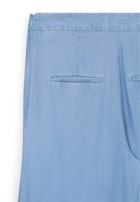 Shorts bleu clair en tissu lisse. Comprend deux poches arrière avec des bords surpiqués et une fermeture à glissière. Design simple et minimaliste.