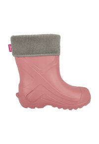 Botte en caoutchouc rose avec un revers en textile côtelé gris. Dispose d'une semelle antidérapante robuste et d'une surface texturée. Une étiquette rose sur le revers ajoute une touche de détail.