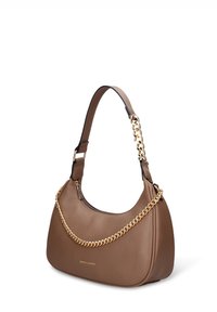 Bruine handtas van getextureerd leer met een afgeronde vorm en een gouden kettingaccent op het hengsel. Heeft een minimalistisch logo aan de voorkant.