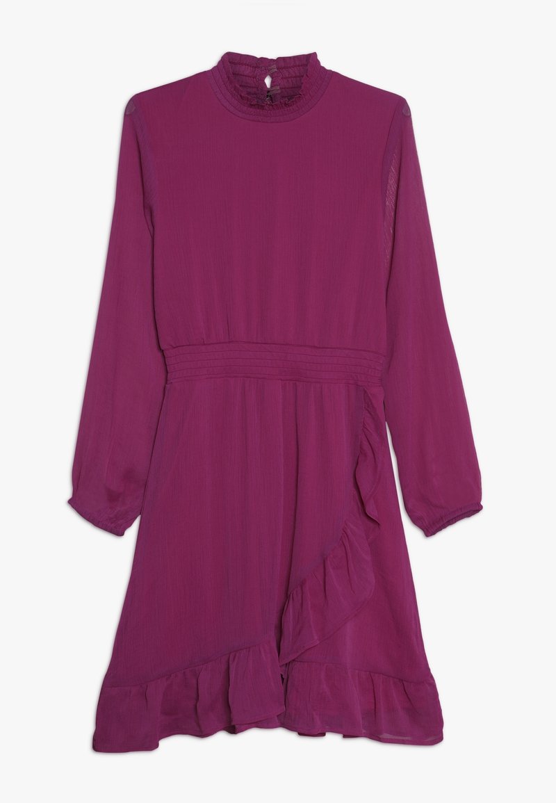 Robe violette à manches longues avec un col montant à volants, une taille cintrée et des détails asymétriques à volants sur l’ourlet de la jupe.