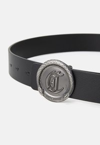 Cintura in ecopelle nera con fibbia metallica circolare decorata con un design a serpente e logo inciso "Just Cavalli".