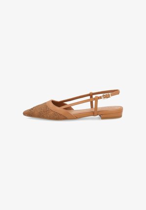 Zapato plano slingback marrón claro con puntera puntiaguda, detalle tejido en la parte delantera, finas doble tiras y un pequeño tacón apilado con hebilla ajustable.