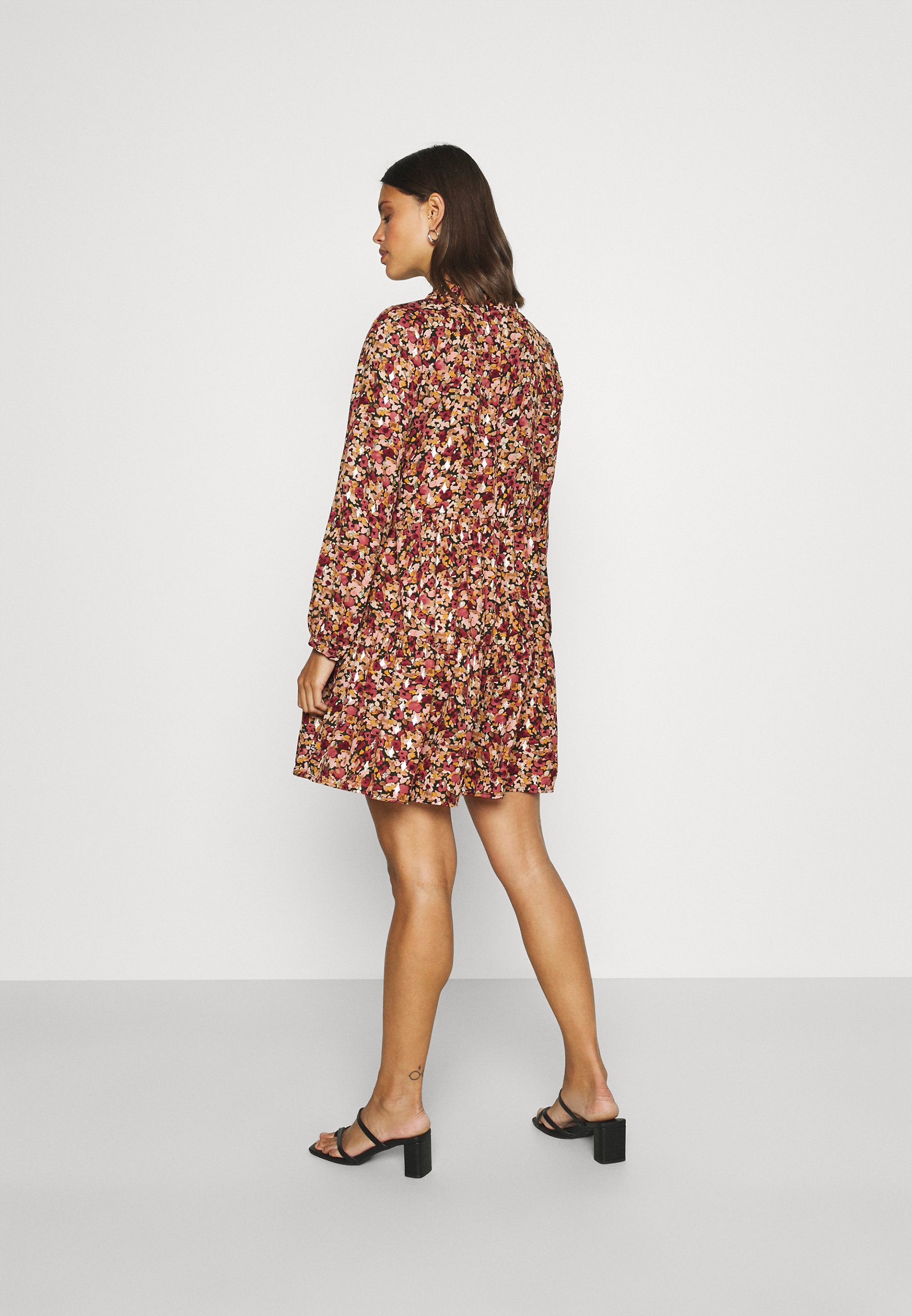 robe avec des cerises